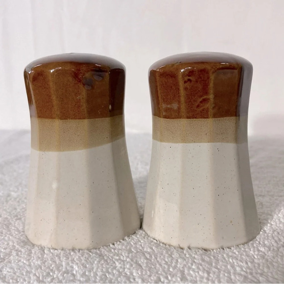 Vintage  Ceramic Stoneware Tan Brown Salt & Pepper Shakers - Picture 1 of 7